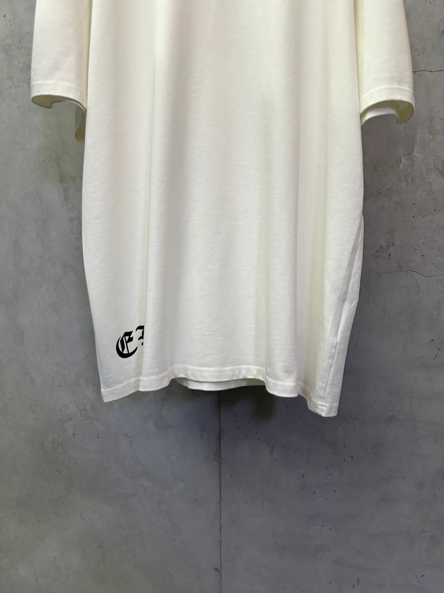 P260 Chrome Hearts 25ss Sanskrit flag printed round neck short-sleeved T-shirt. Fabric is high-definition and super heavy. Cotton double yarn compact Xinjiang cotton. Weight 400g. Paired with 2*2 Salona ribs. 420g. Clean cloth. Clear texture. Tight feel. Stiff. High color fastness. No deformation. No discoloration. Customized hardware. Threads. Accessories. Alignment. Uniform for men and women. -Color: Black White -Size: XS S M L XL
